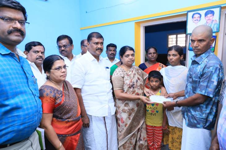 மின்னல் தாக்கி உயிரிழந்த  குடும்பத்திற்கு நிதி உதவி வழங்கிய அமைச்சர் கீதா ஜீவன்.