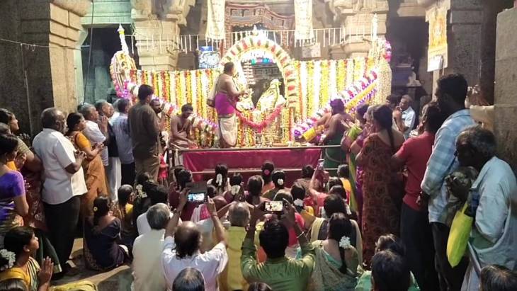 பூம்பள்ளக்கில் எழுந்தருளி பக்தர்களுக்கு காட்சியளித்த பாகம் பிரியாள் உடனுறை சங்கர ராமேஸ்வரர்!