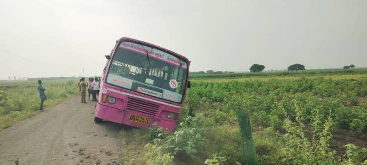 தற்காலிக ஓட்டுநர் இயக்கிய அரசு பேருந்து சாலையோரத்தில் இறங்கி விபத்து : 50க்கும் மேற்பட்ட பள்ளி மாணவர்களுக்கு காயம்!

