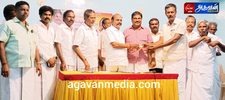 விளாத்திகுளத்தில் அதிமுகவினருக்கு உறுப்பினர் அட்டைகள் வழங்கிய முன்னாள் அமைச்சர் கடம்பூர் ராஜூ!

