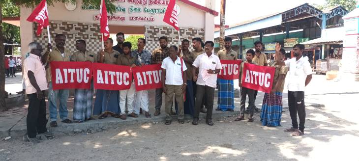 ஓலா, ஊபர் போன்ற ஆட்டோக்களை தடை செய்ய வலியுறுத்தி ஏ ஐ டி யூ சி ஆட்டோ ஓட்டுநர்கள் சங்கத்தினர் ஆர்ப்பாட்டம்.

