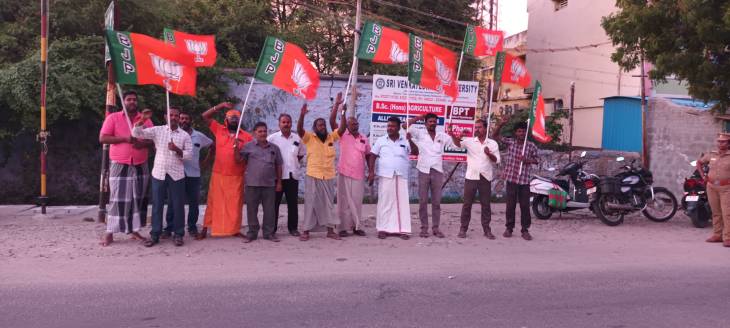 அதிமுகவினரை கண்டித்து பாஜகவினர் கண்டன ஆர்ப்பாட்டம்.