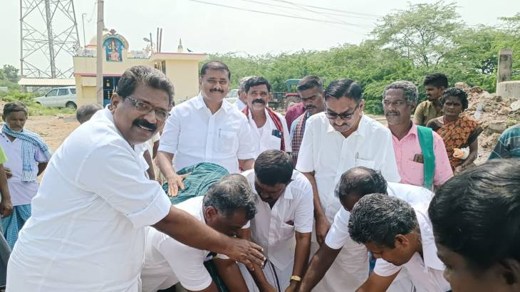 புதிய நியாய விலை கடை கட்டுவதற்கான பணியினை MLA மார்க்கண்டேயன் துவக்கி வைத்தார்.
