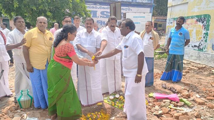 புதிய பயணியர் நிழற்குடை கட்டும் பணியை  MLA மார்க்கண்டேயன் துவக்கி வைத்தார்.

