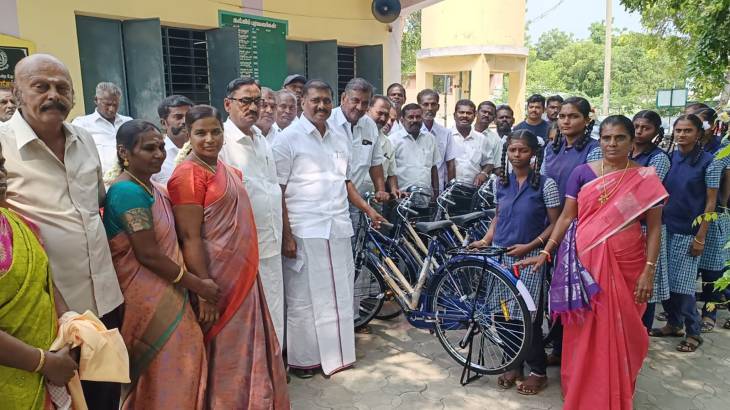 அரசு விலையில்லா மிதிவண்டியினை  மாணவிகளுக்கு வழங்கிய MLA மார்க்கண்டேயன்.

