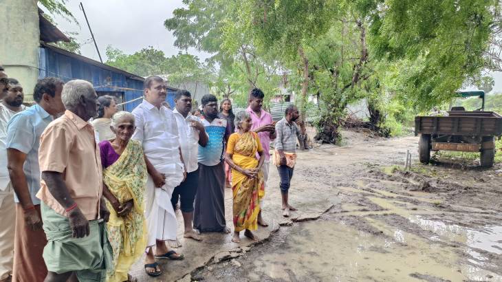 மழை வெள்ள பாதிப்புகளை MLA மார்கண்டேயன் பார்வையிட்டார்! 